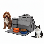 Perro junto a mochila de viaje completa para mascotas