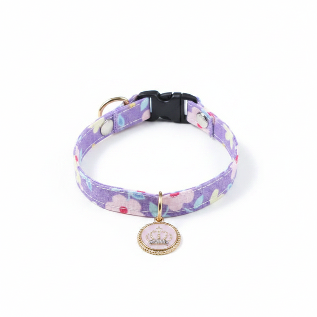 Collar floral morado para mascotas con colgante corona fondo blanco