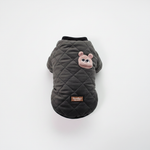Chaqueta gris flat lay fondo blanco estudio